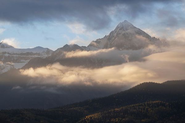 Jaynes Gallery 아티스트의 USA-Colorado-Uncompahgre National Forest Sunrise on clouds below Mount Sneffels작품입니다.